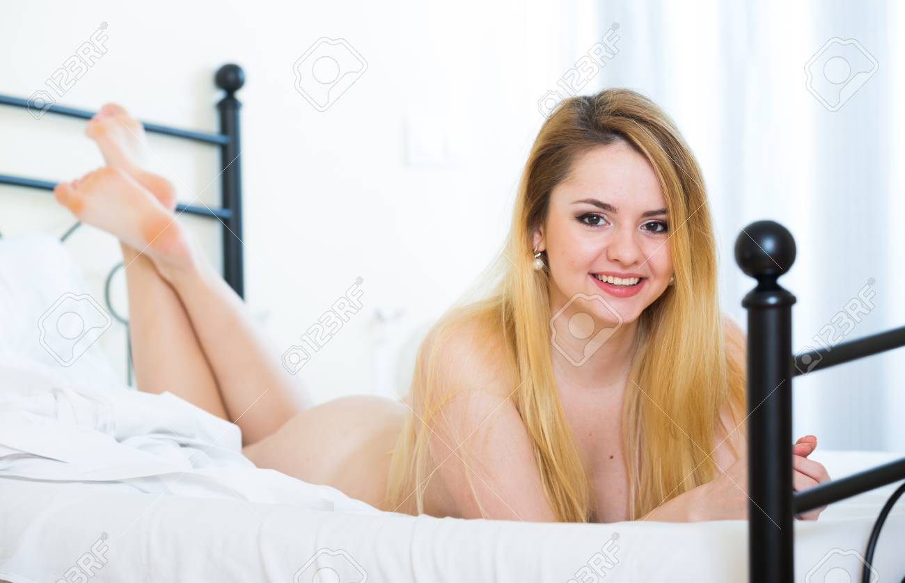 nude women in bed