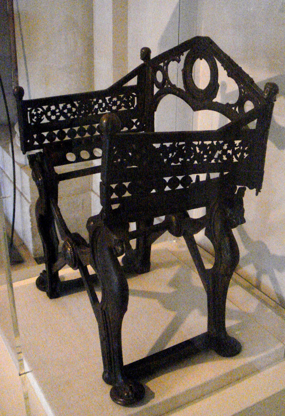 Queening Chairs Middle Ages state bookstore