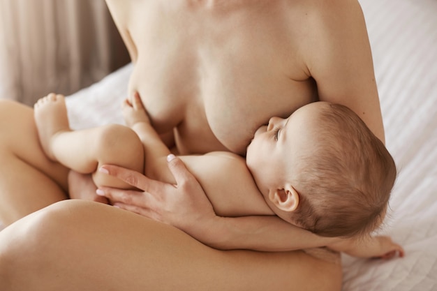 ad hominem recommends mom sleeping nude pic