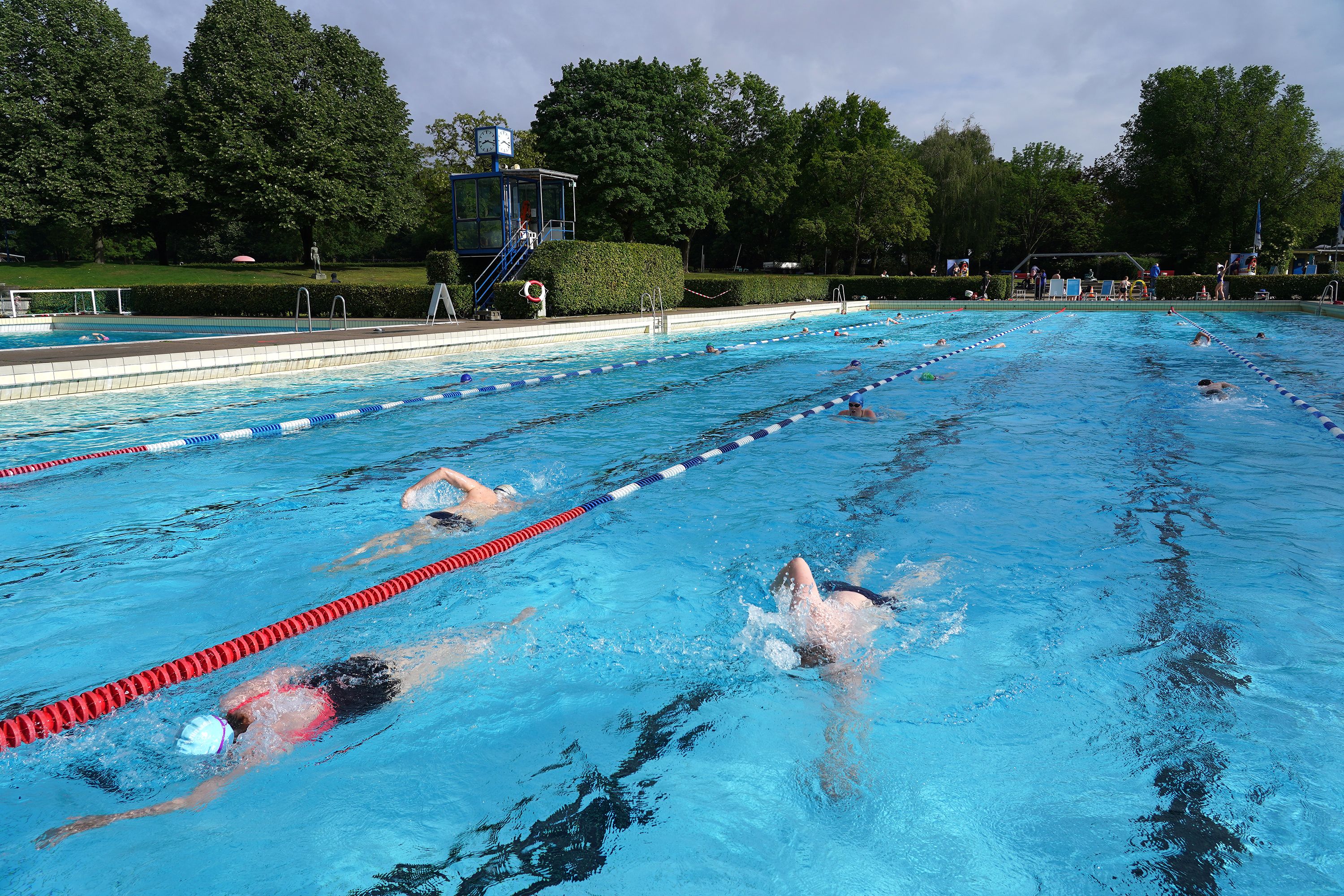 nude female swimmers