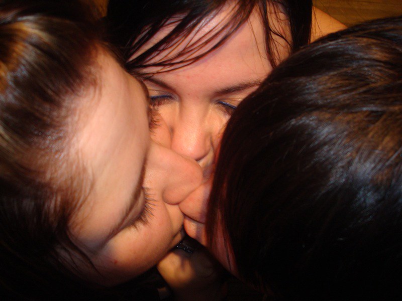 david thomasson share three way kiss photos