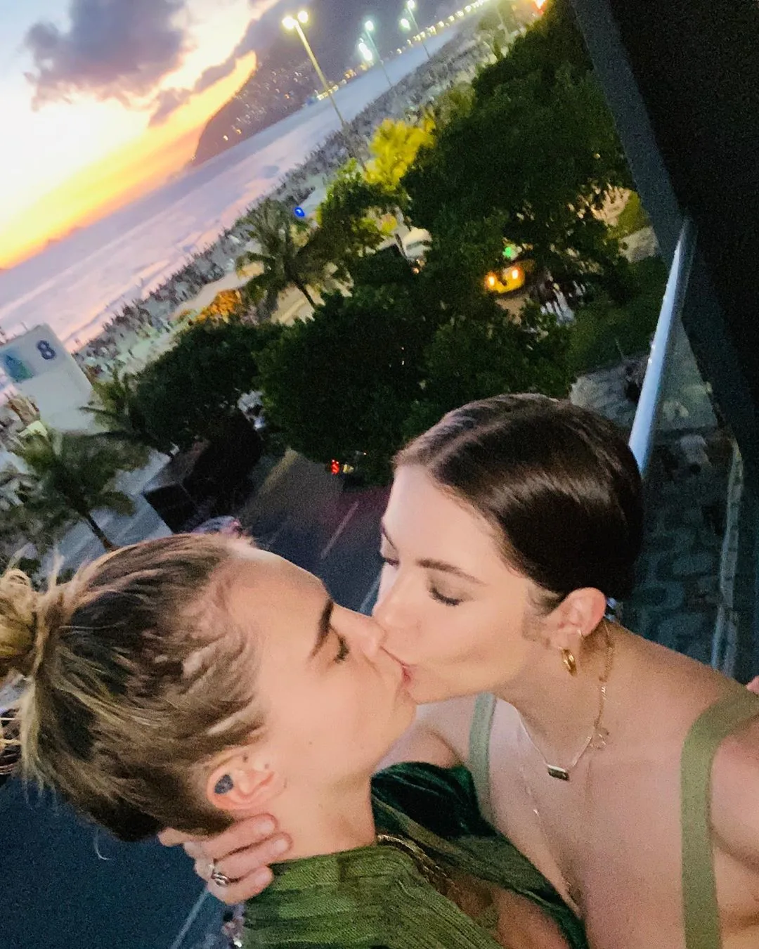 ashley norberto recommends celebrity lesbian kiss pic