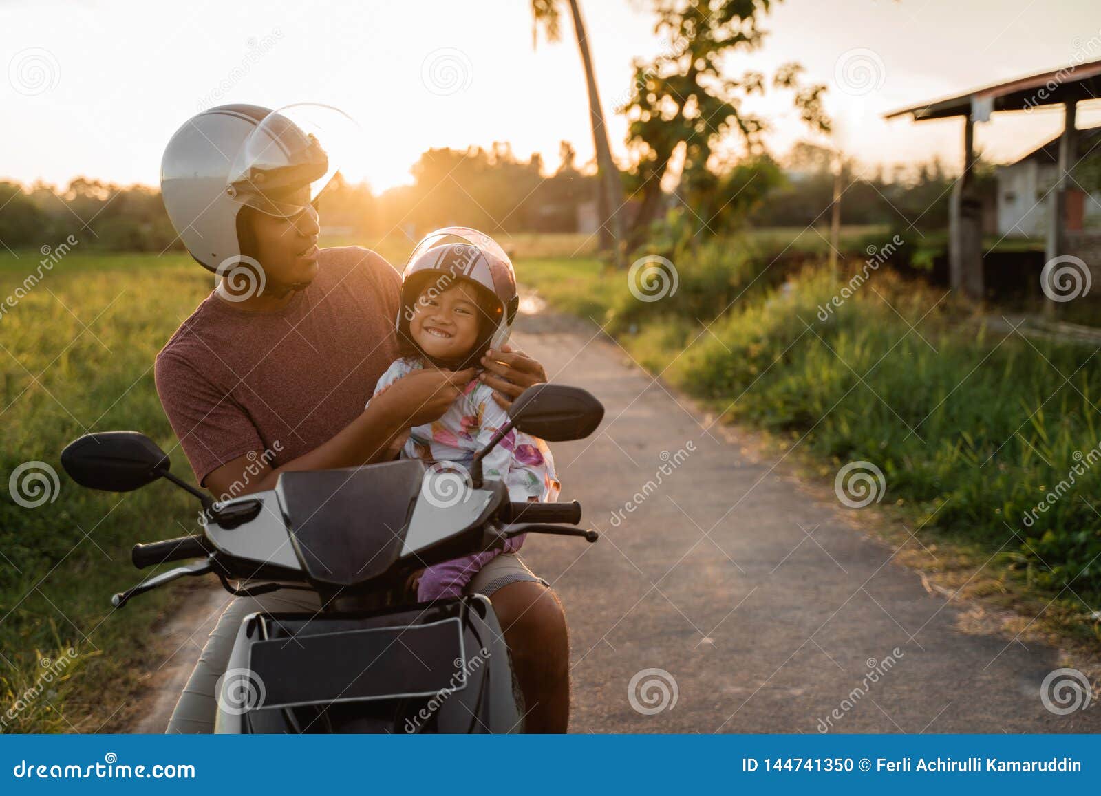 apple somoza add daughter rides daddy photo