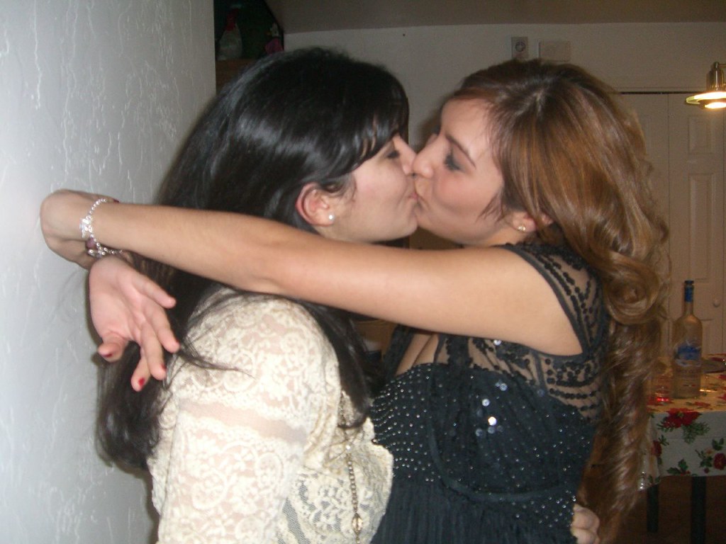 hottest lesbians kissing