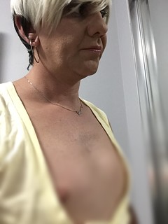 andy gentle recommends mature women downblouse pic