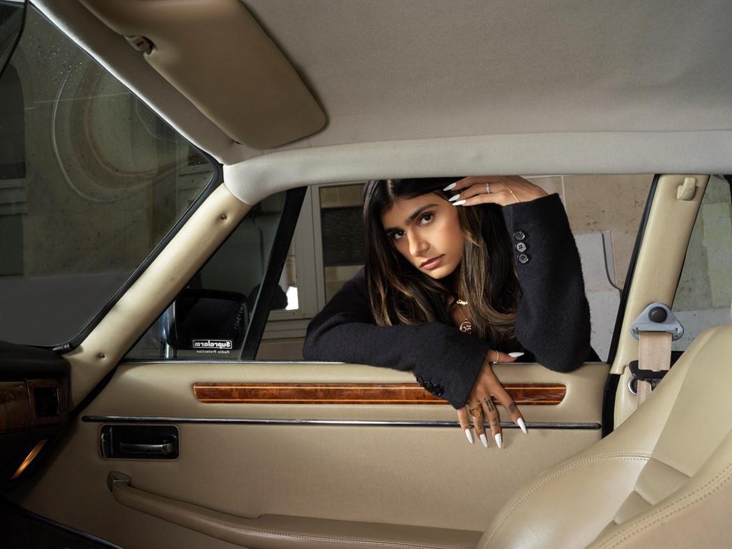 chaitanya gowda share mia khalifa in car photos