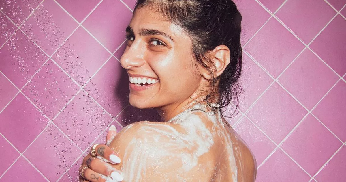 andini safitri share mia khalifa shower photos