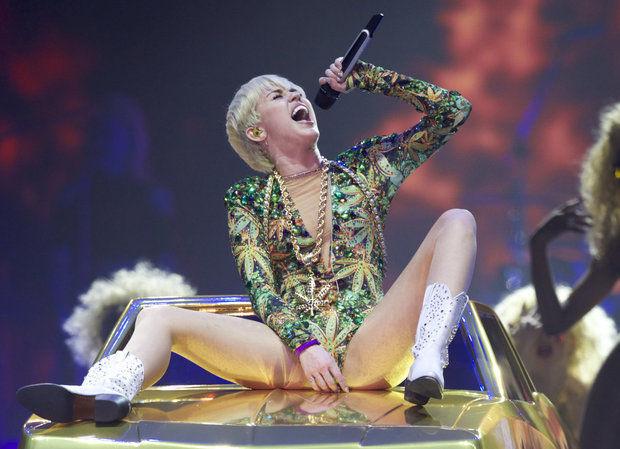 Miley Cyrus Performing Nude neil porno