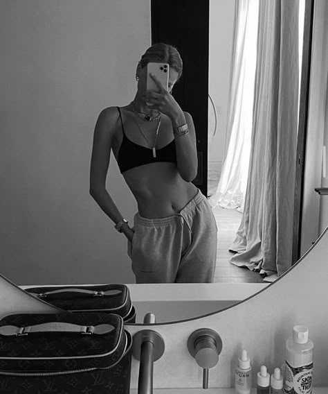 casey tuck recommends mirror nude selfie pic