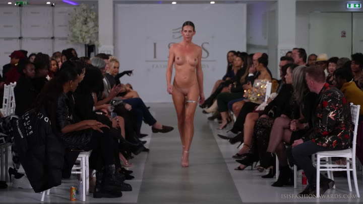 model nude runway