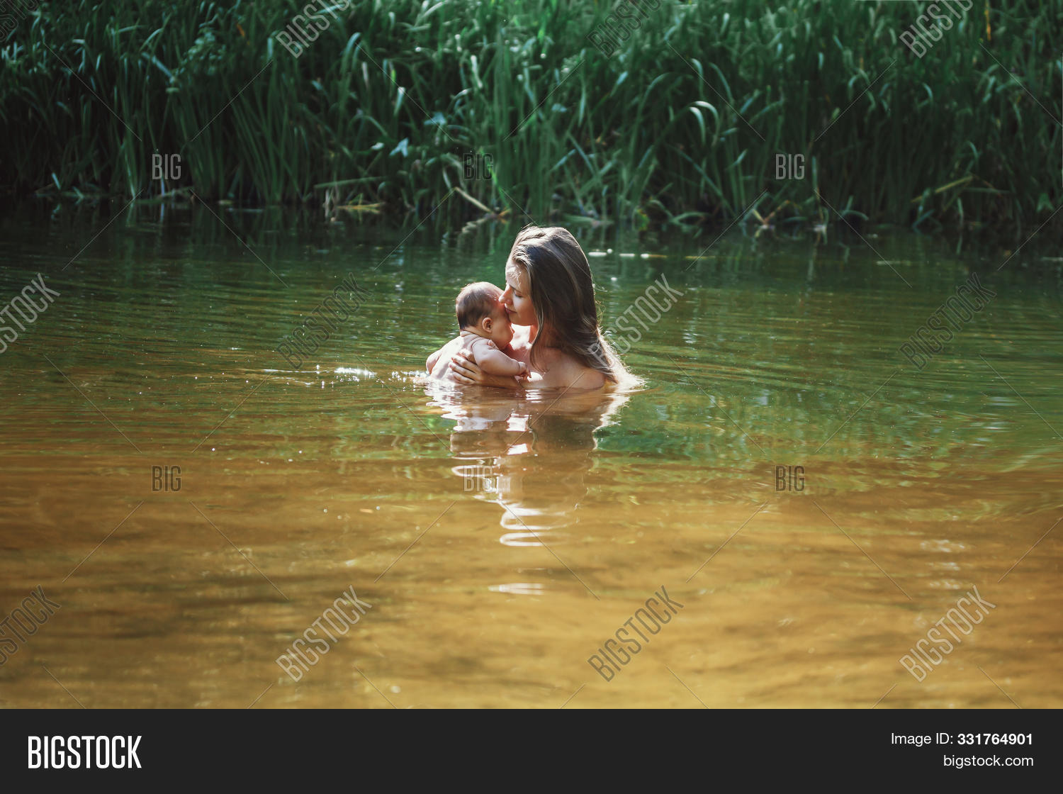 naked mom in bath